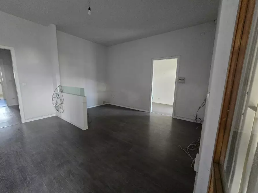 Immagine 9 di Locale commerciale in affitto  a Pontedera