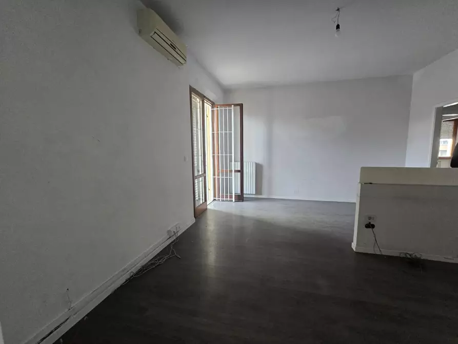 Immagine 11 di Locale commerciale in affitto  a Pontedera