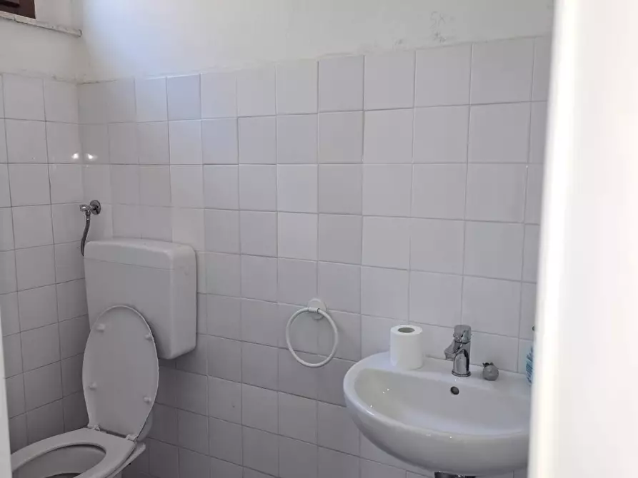 Immagine 12 di Locale commerciale in affitto  a Pontedera