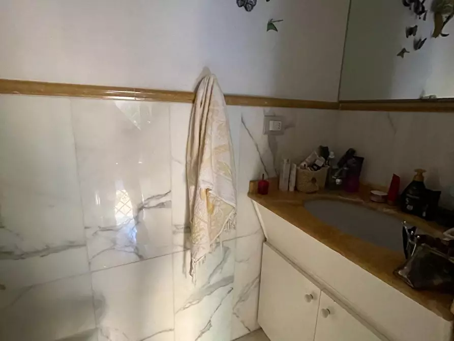 Immagine 15 di Casa semindipendente in vendita  a Carrara