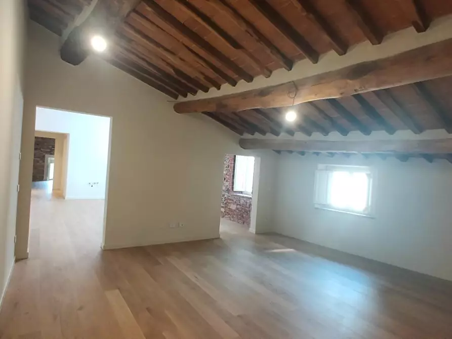 Immagine 23 di Appartamento in vendita  a Lucca