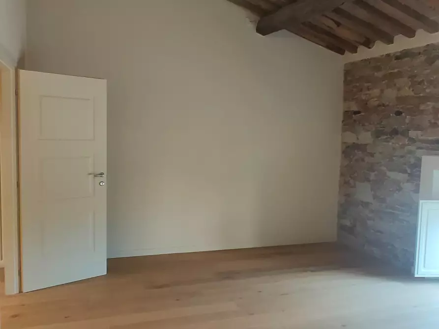 Immagine 13 di Appartamento in vendita  a Lucca