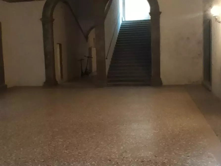 Immagine 2 di Appartamento in vendita  a Lucca