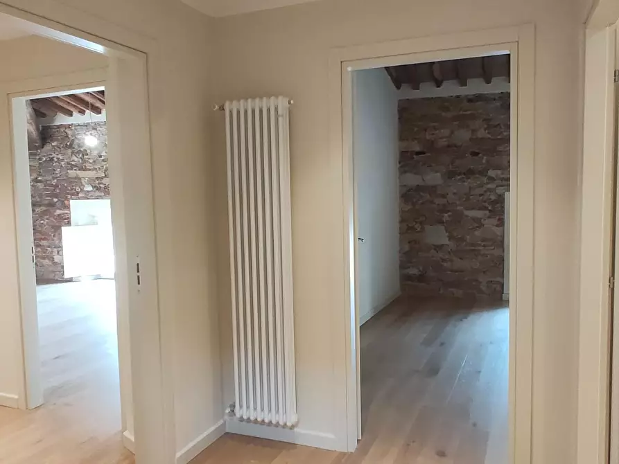 Immagine 16 di Appartamento in vendita  a Lucca