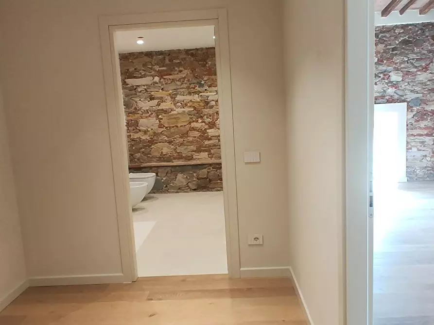 Immagine 9 di Appartamento in vendita  a Lucca