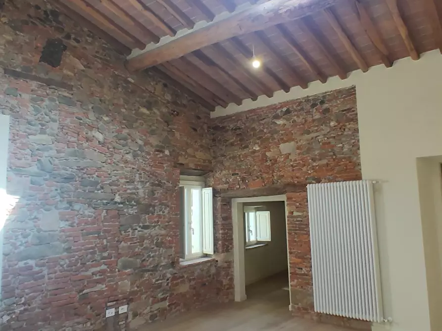 Immagine 21 di Appartamento in vendita  a Lucca