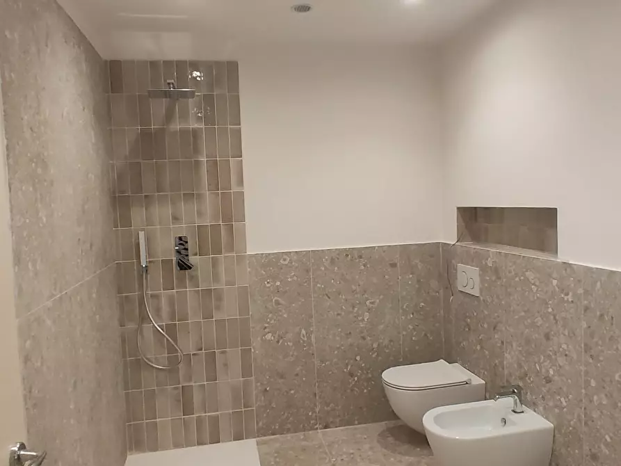 Immagine 15 di Appartamento in vendita  a Lucca