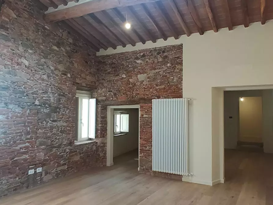 Immagine 19 di Appartamento in vendita  a Lucca
