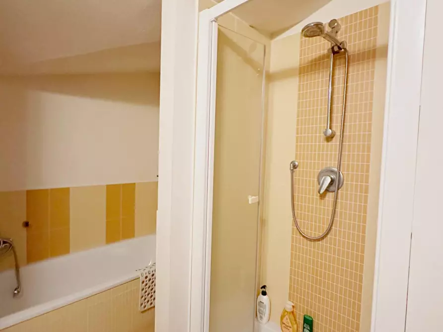 Immagine 15 di Appartamento in vendita  a Lucca