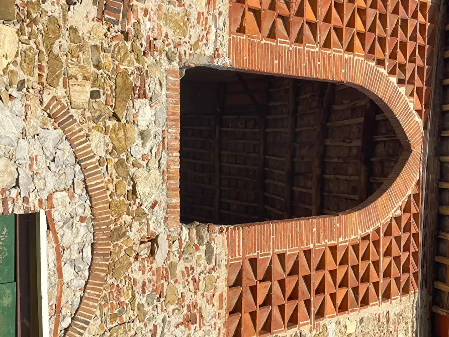 Immagine 10 di Deposito in vendita  a Lucca