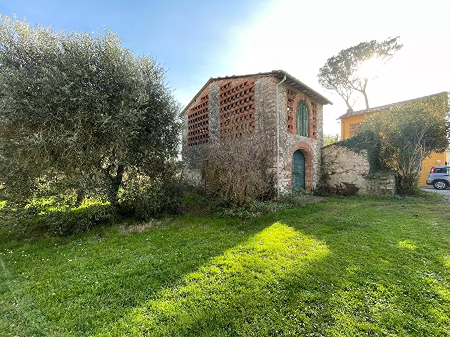 Immagine 8 di Deposito in vendita  a Lucca