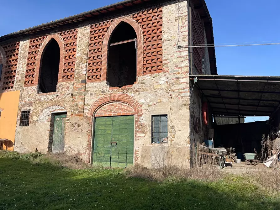 Immagine 11 di Deposito in vendita  a Lucca