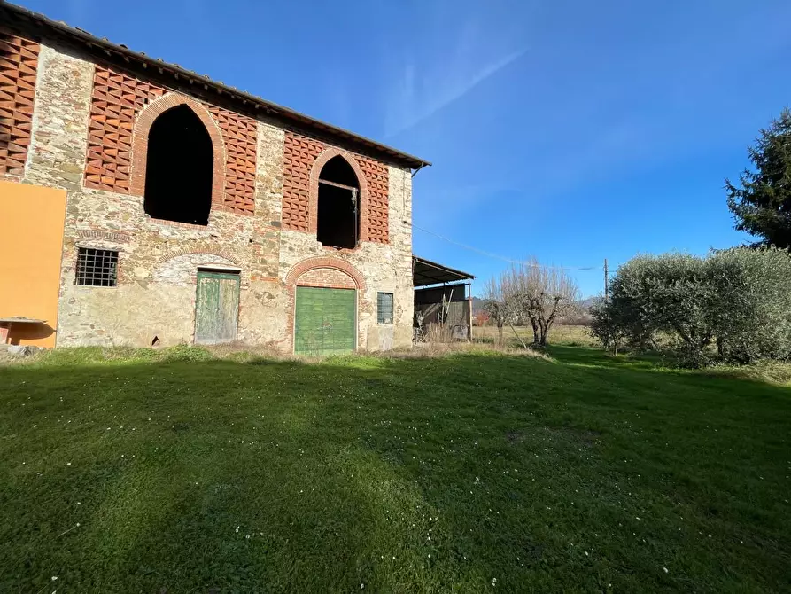 Immagine 3 di Deposito in vendita  a Lucca