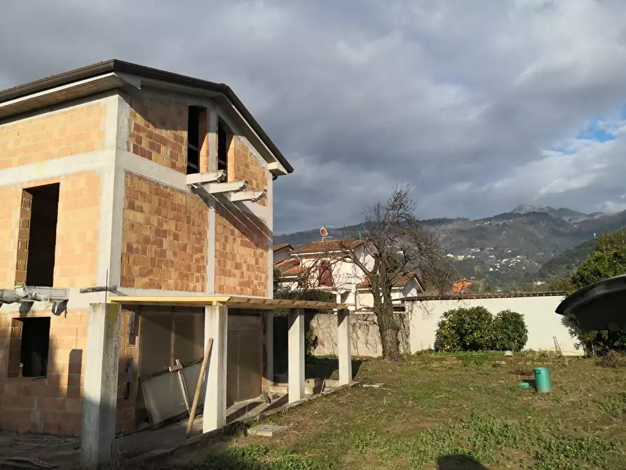 Immagine 10 di Casa bifamiliare in vendita  a Montignoso