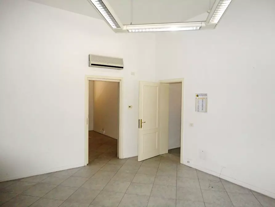 Immagine 12 di Ufficio in affitto  a Pontedera