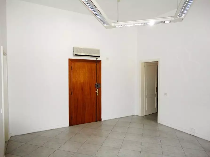 Immagine 8 di Ufficio in affitto  a Pontedera