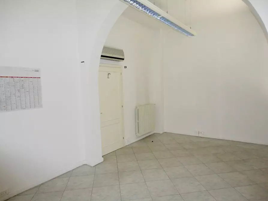 Immagine 11 di Ufficio in affitto  a Pontedera