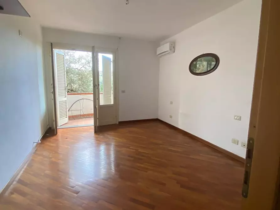 Immagine 17 di Appartamento in vendita  a Massa