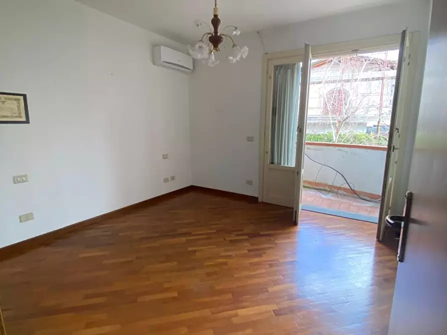 Immagine 16 di Appartamento in vendita  a Massa