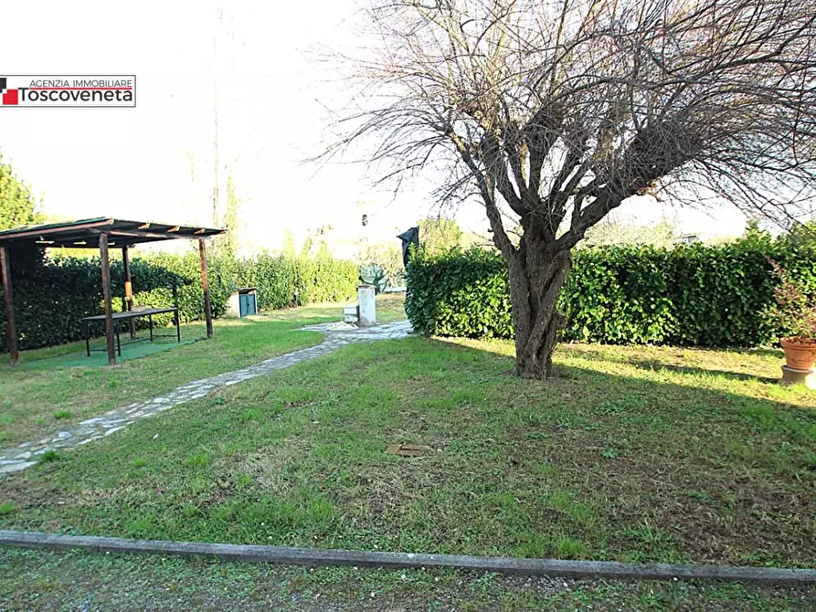 Immagine 1 di Casa semindipendente in vendita  a Lucca