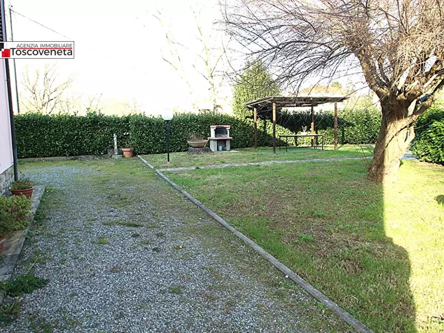 Immagine 21 di Casa semindipendente in vendita  a Lucca