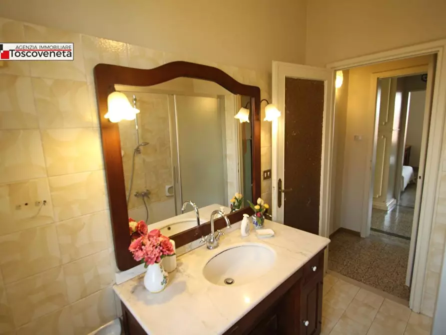 Immagine 13 di Casa semindipendente in vendita  a Lucca