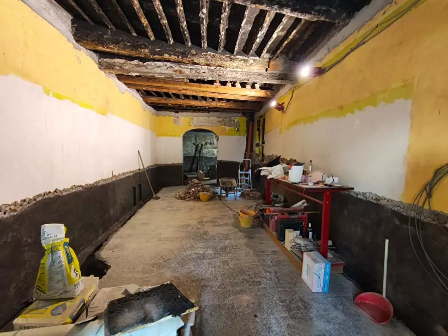 Immagine 3 di Locale commerciale in vendita  a Lucca