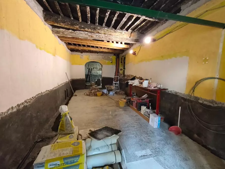 Immagine 2 di Locale commerciale in vendita  a Lucca