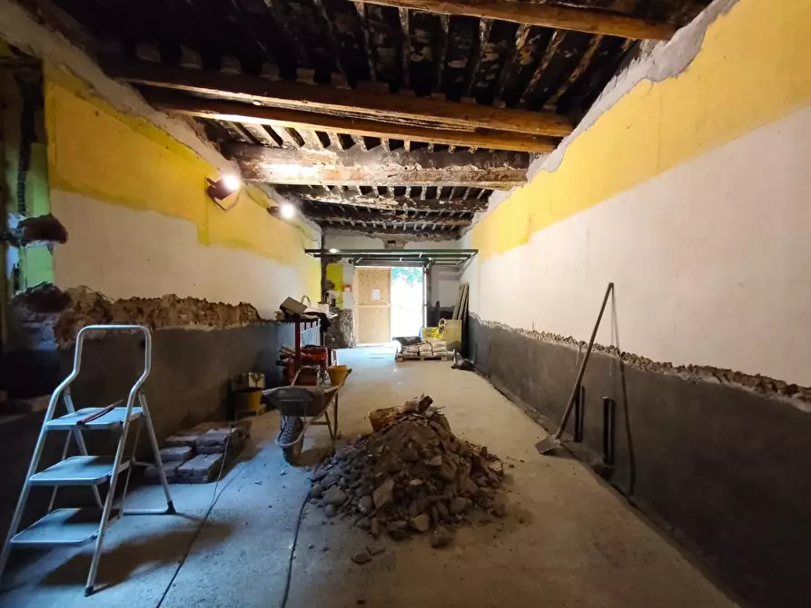 Immagine 6 di Locale commerciale in vendita  a Lucca