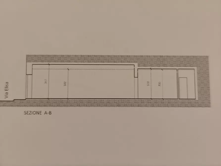 Immagine 9 di Locale commerciale in vendita  a Lucca