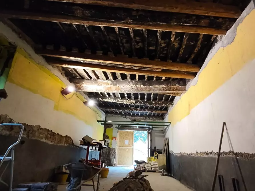 Immagine 7 di Locale commerciale in vendita  a Lucca