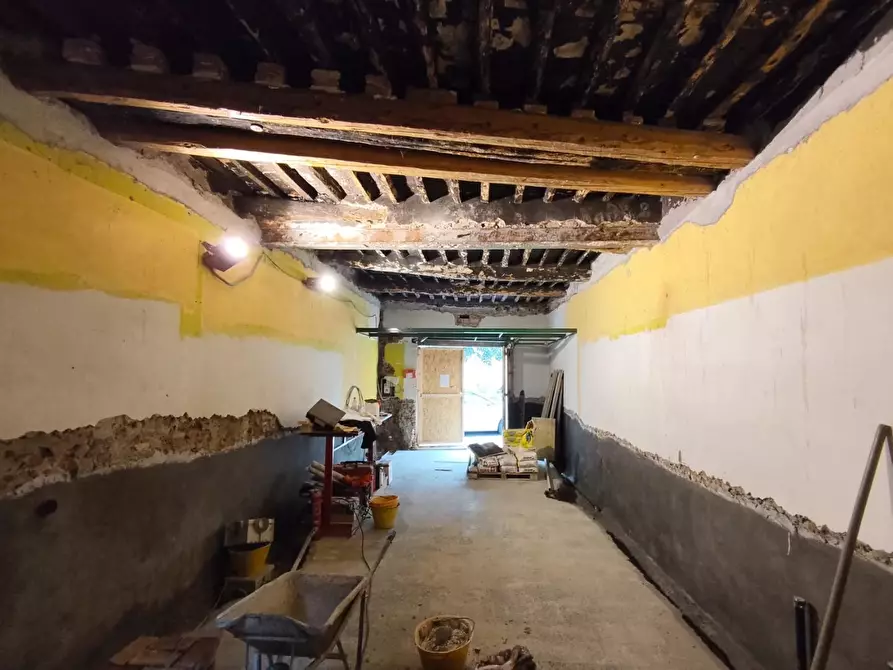 Immagine 8 di Locale commerciale in vendita  a Lucca