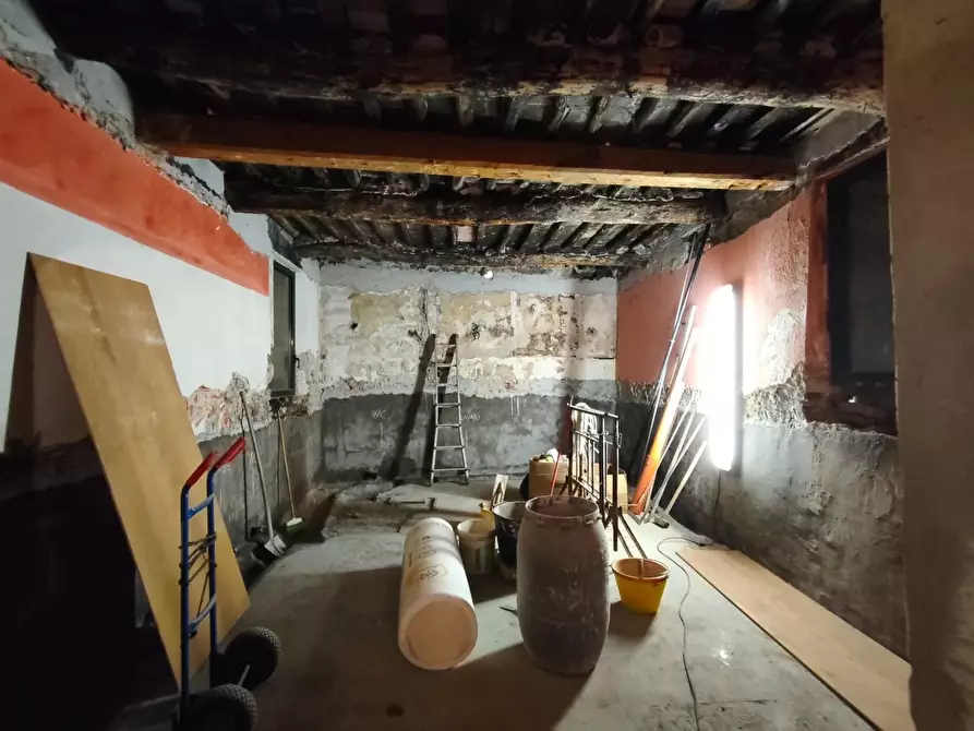 Immagine 4 di Locale commerciale in vendita  a Lucca