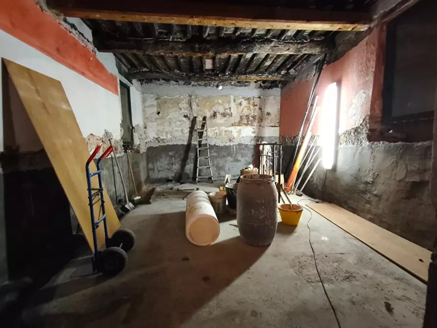 Immagine 5 di Locale commerciale in vendita  a Lucca