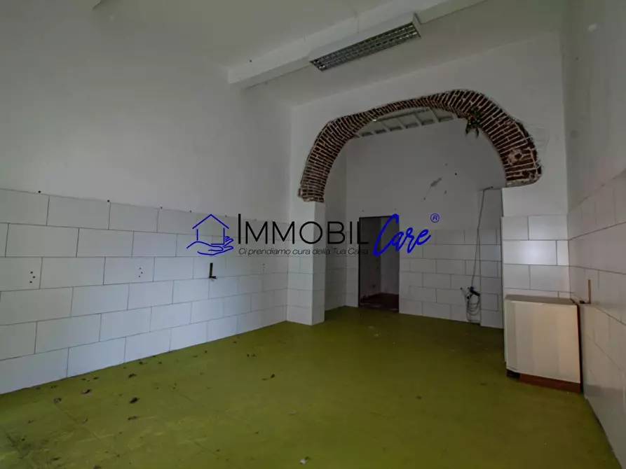 Immagine 2 di Magazzino in vendita  a Livorno