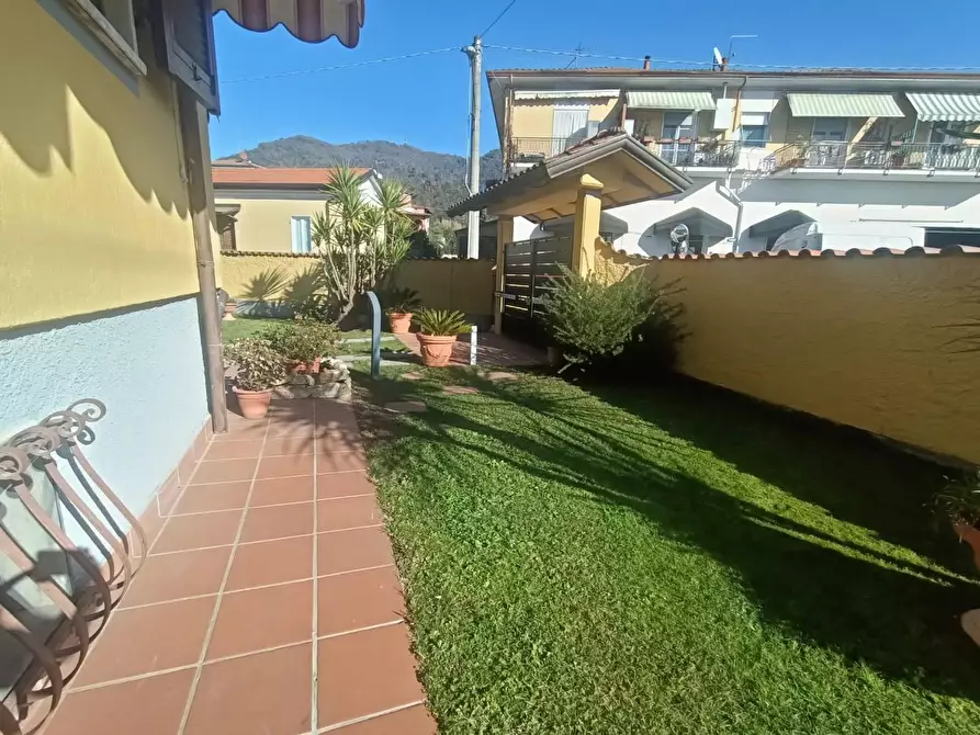 Immagine 2 di Casa bifamiliare in vendita  a Carrara