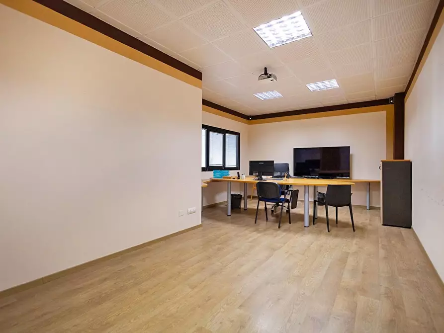 Immagine 20 di Attività artigianale in vendita  a Vicopisano