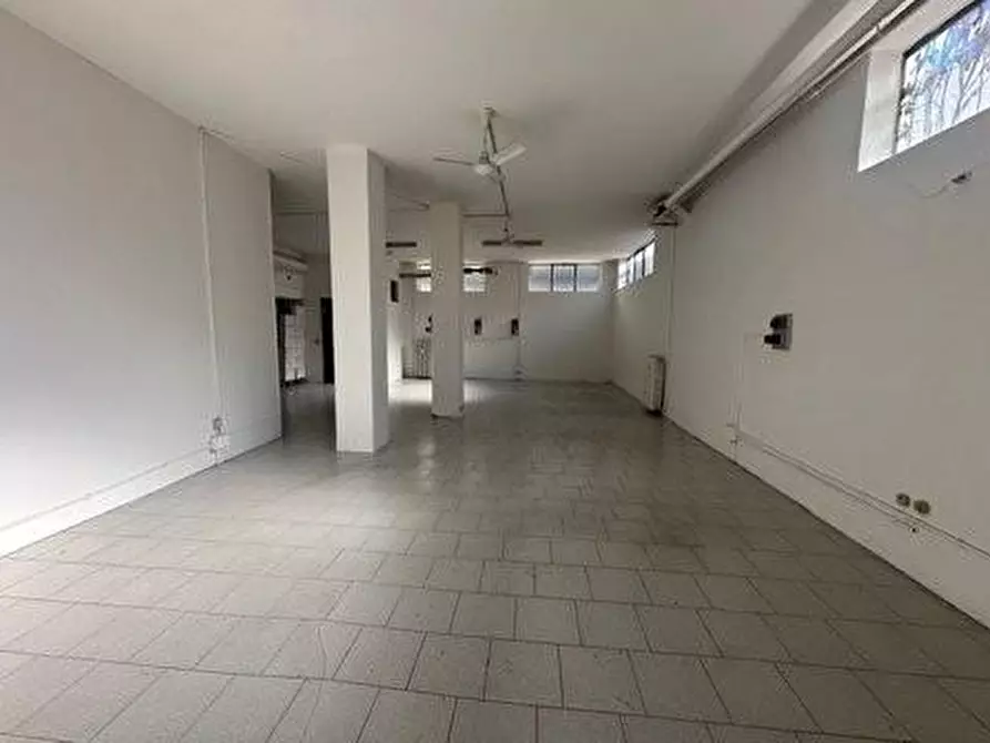 Immagine 3 di Capannone industriale in vendita  a Livorno