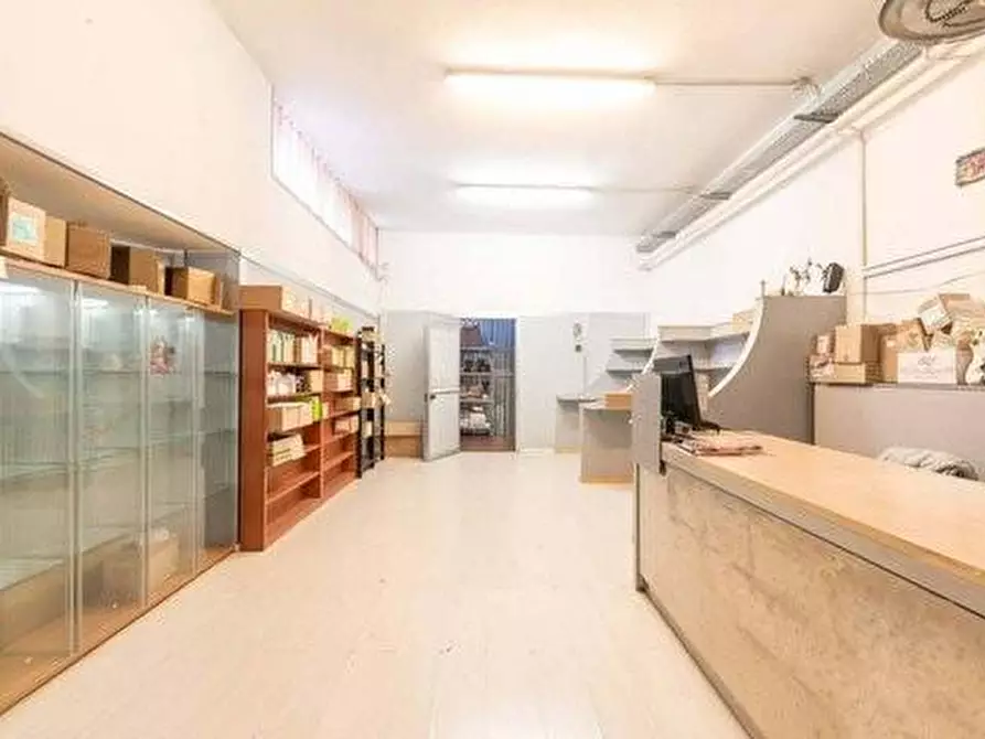 Immagine 2 di Capannone industriale in vendita  a Livorno