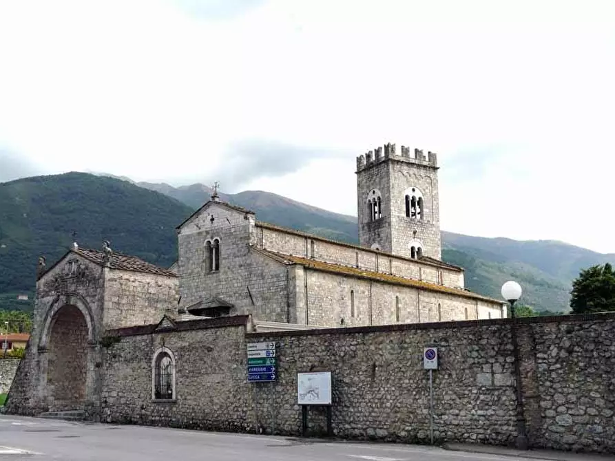 Immagine 7 di Capannone industriale in vendita  a Camaiore