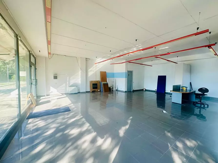 Immagine 1 di Locale commerciale in affitto  a Porcari