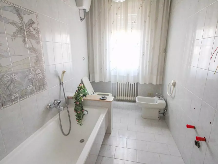 Immagine 13 di Villa in vendita  a Cascina