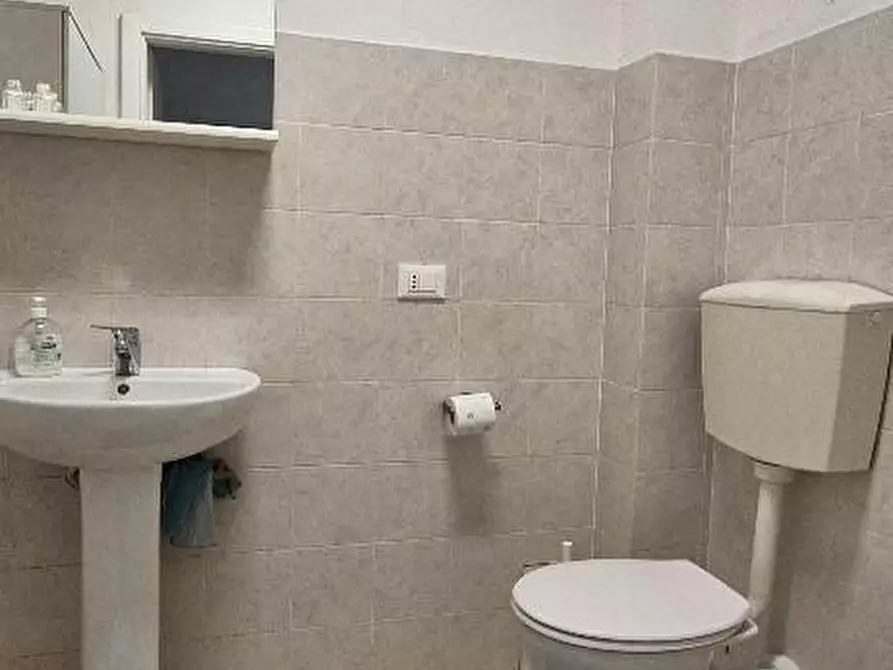 Immagine 14 di Ufficio in affitto  a Cascina