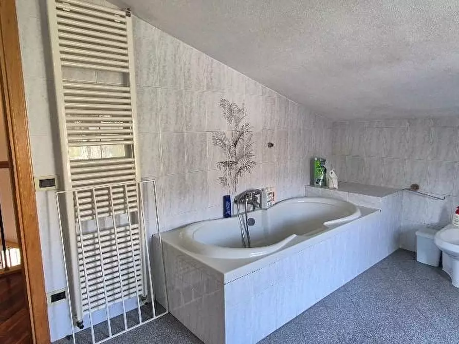 Immagine 36 di Villa in vendita  a Cascina