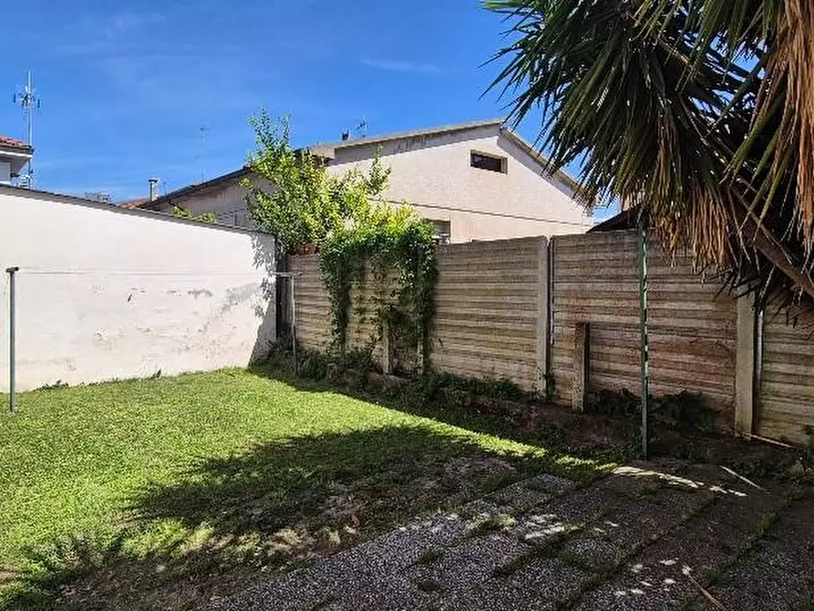 Immagine 1 di Villa in vendita  a Cascina