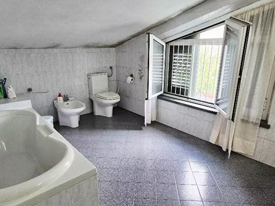 Immagine 31 di Villa in vendita  a Cascina