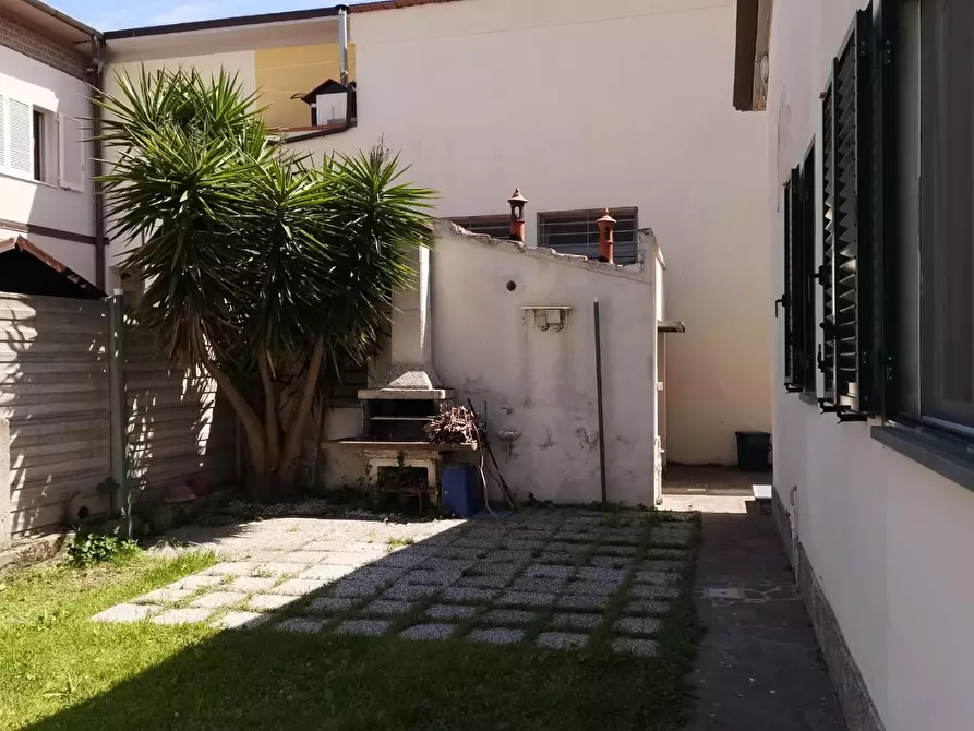 Immagine 33 di Villa in vendita  a Cascina