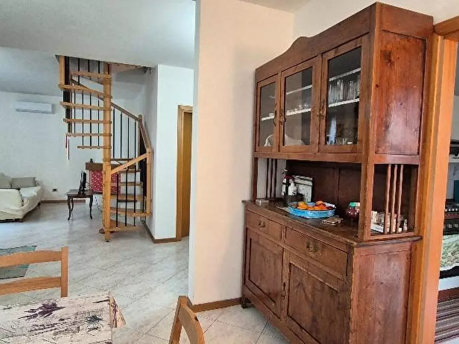 Immagine 2 di Villa in vendita  a Cascina