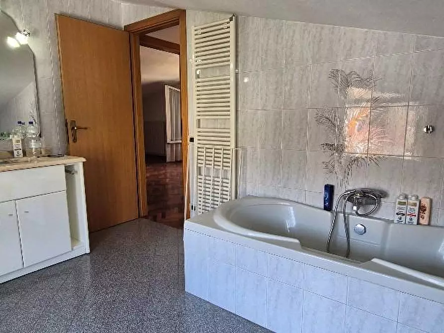 Immagine 37 di Villa in vendita  a Cascina