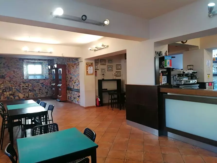 Immagine 1 di Locale commerciale in vendita  a Carrara